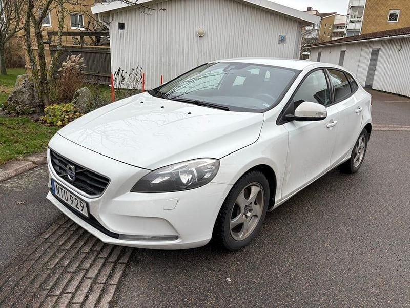 Begagnad 2016 Volvo V40 Halvkombi | 71 500 kr (Bra pris) - Bild 1/4