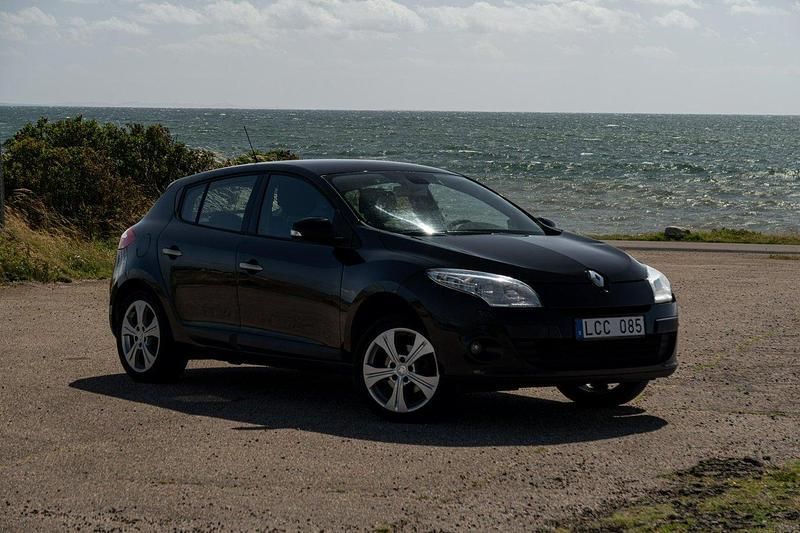 Svart Begagnad 2011 Renault Mégane III Halvkombi | 28 900 kr (Marknadspris) - Bild 1/4