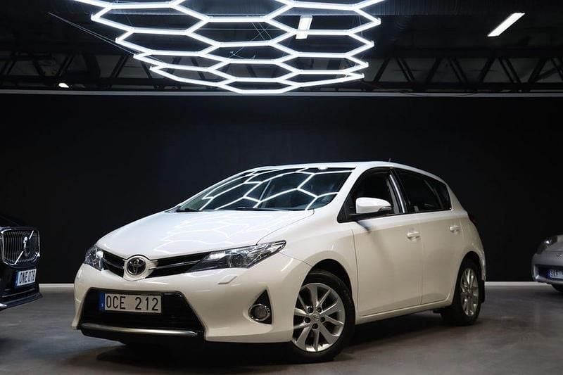 Vit Begagnad 2013 Toyota Auris Multidrive S Halvkombi | 79 900 kr (Marknadspris) - Bild 1/4