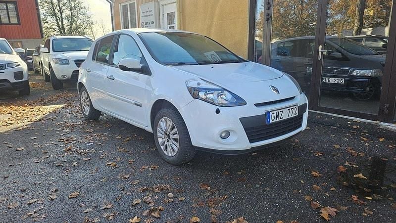 Vit Begagnad 2010 Renault Clio R.S. Halvkombi | 34 900 kr (Marknadspris) - Bild 1/4