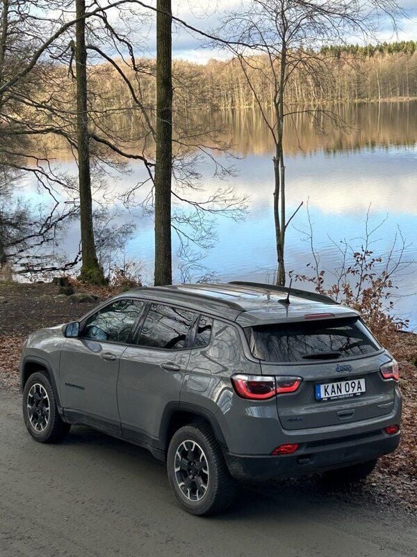 Grå Begagnad 2020 Jeep Compass Trailhawk SUV | 270 000 kr (Marknadspris) - Bild 1/4
