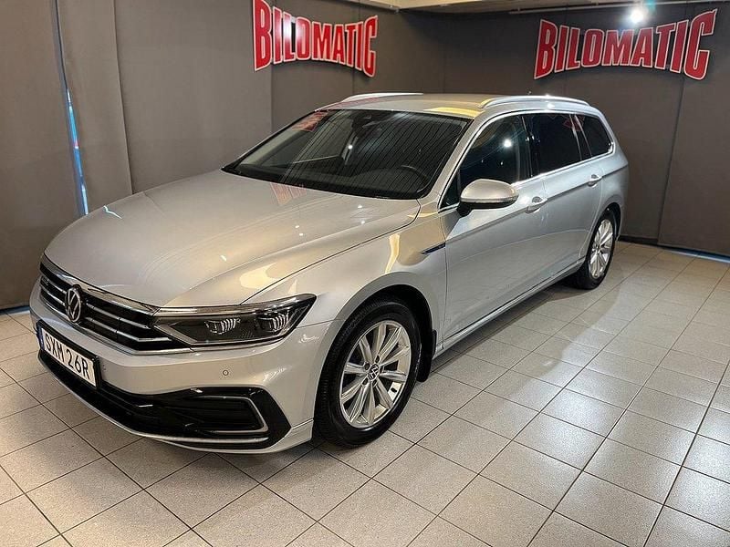 Silver Begagnad 2021 VW Passat Executive Kombi | 259 900 kr (Marknadspris) - Bild 1/4