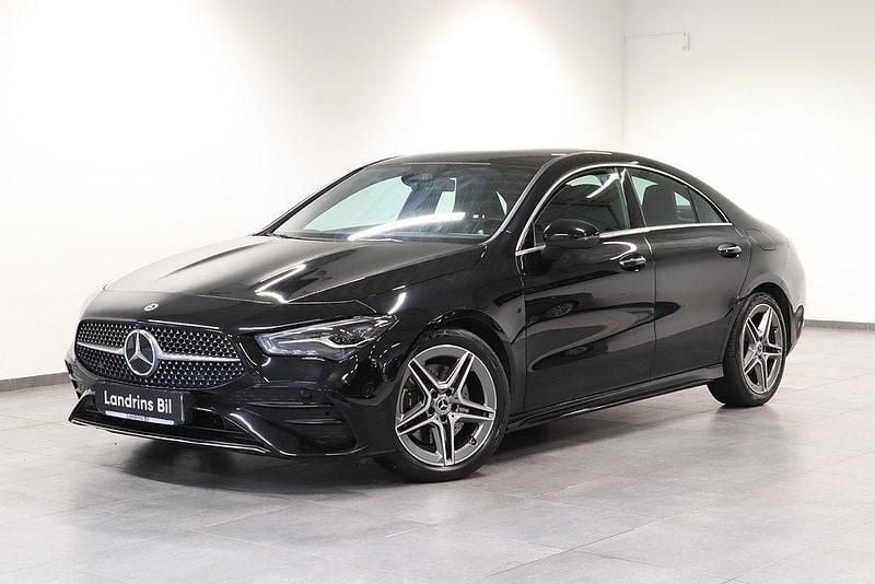 Svart (svart metallic) Begagnad 2024 Mercedes CLA200 AMG Sportkupé | 399 000 kr (Lite dyr) - Bild 1/4
