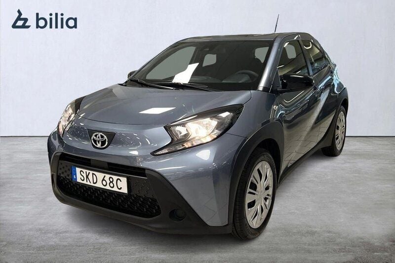 Grå Ny 2024 Toyota Aygo Play Halvkombi | 194 900 kr (Marknadspris) - Bild 1/4