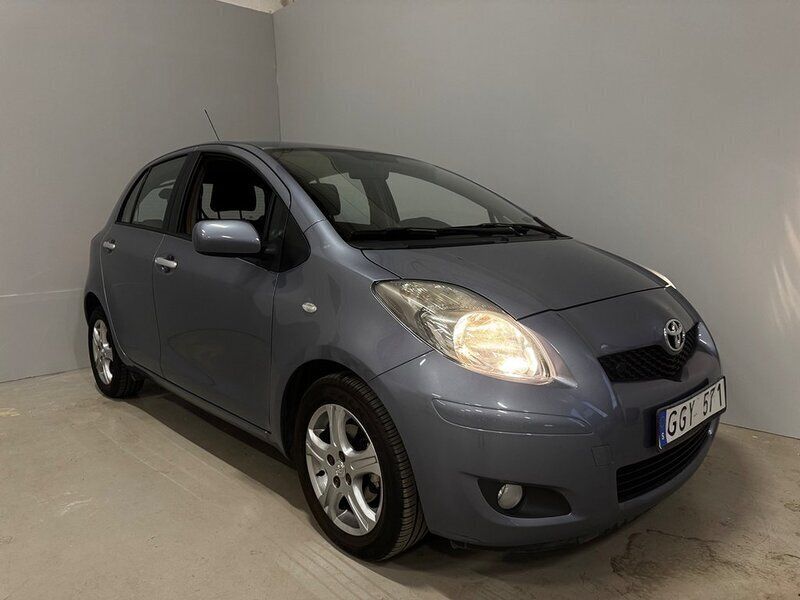 Blå Begagnad 2010 Toyota Yaris Halvkombi | 56 800 kr (Marknadspris) - Bild 1/4