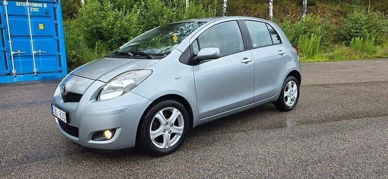 Grå Begagnad 2010 Toyota Yaris Halvkombi | 39 900 kr (Marknadspris) - Bild 1/4