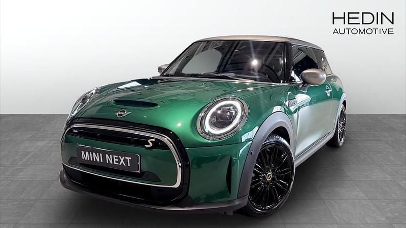 Grön (green) Begagnad 2022 Mini Cooper SE Halvkombi | 248 700 kr (Lite dyr) - Bild 1/4