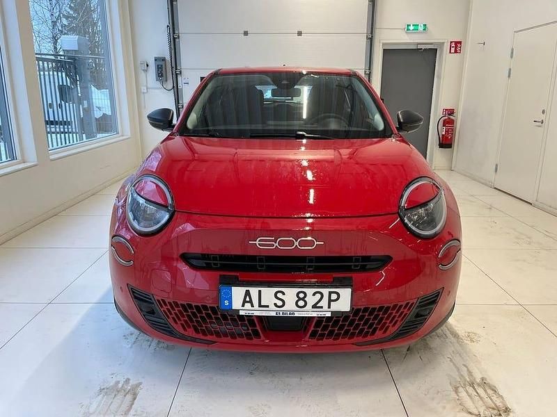 Begagnad Fiat 600 Lounge 102 HK (75 kW) 2025 Röd SUV