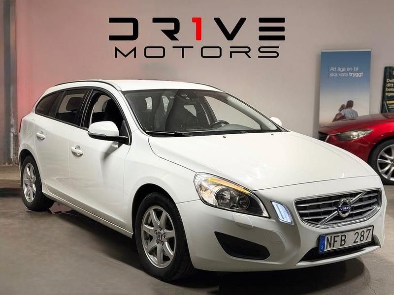 Vit Begagnad 2013 Volvo V60 Kombi | 119 900 kr (Bra pris) - Bild 1/4