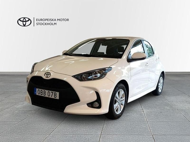 Vit Begagnad 2024 Toyota Yaris Hybrid Active Halvkombi | 229 900 kr (Marknadspris) - Bild 1/4