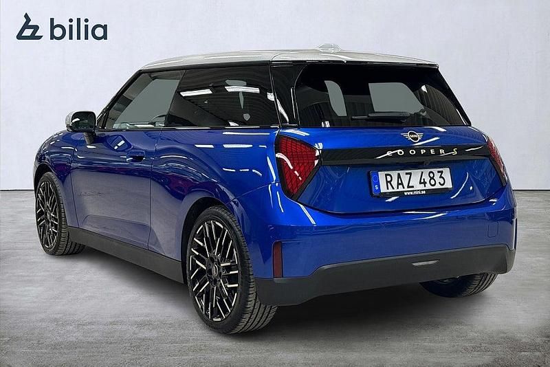 Begagnad Mini Cooper SE Favoured 160 kW (218 HK) 2023 Blå Halvkombi