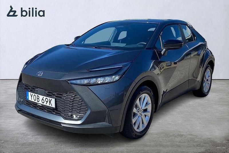 Mörkgrå Begagnad 2024 Toyota C-HR Active SUV | 349 900 kr (Bra pris) - Bild 1/4