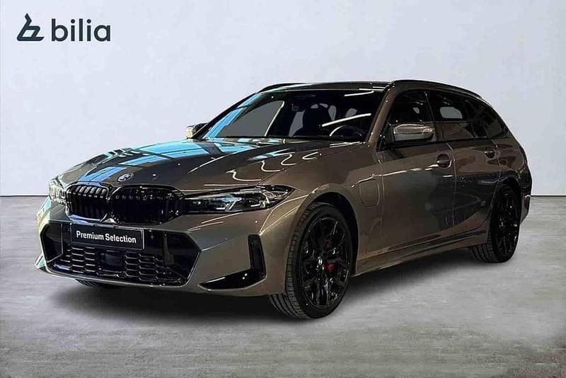 Grå Begagnad 2025 BMW 330e M Sport Kombi | 684 900 kr - Bild 1/1