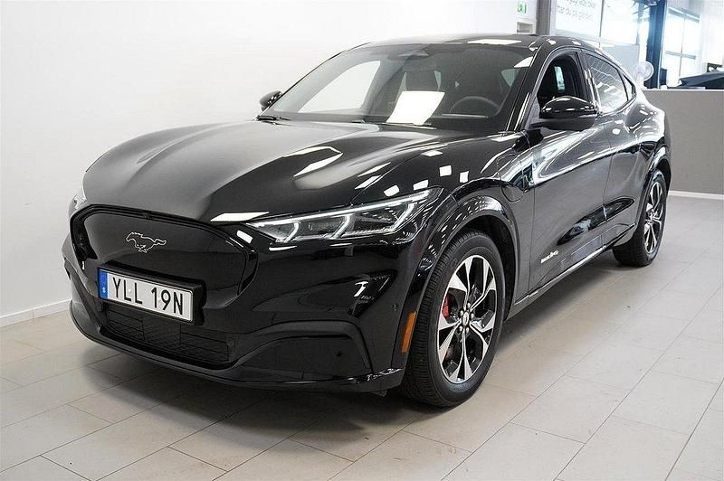 Svart Begagnad 2022 Ford Mustang Mach-E Standard Range SUV | 344 900 kr (Marknadspris) - Bild 1/4