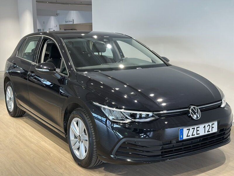 Svart (deep black pearl) Begagnad 2023 VW Golf VIII Kombi | 229 000 kr (Marknadspris) - Bild 1/3