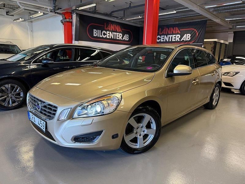 Champagne metallic Begagnad 2011 Volvo V60 Kombi | 139 000 kr (Marknadspris) - Bild 1/4