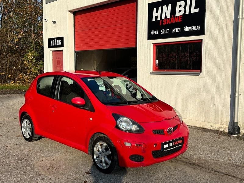 Röd Begagnad 2010 Toyota Aygo Halvkombi | 24 900 kr (Lite dyr) - Bild 1/4