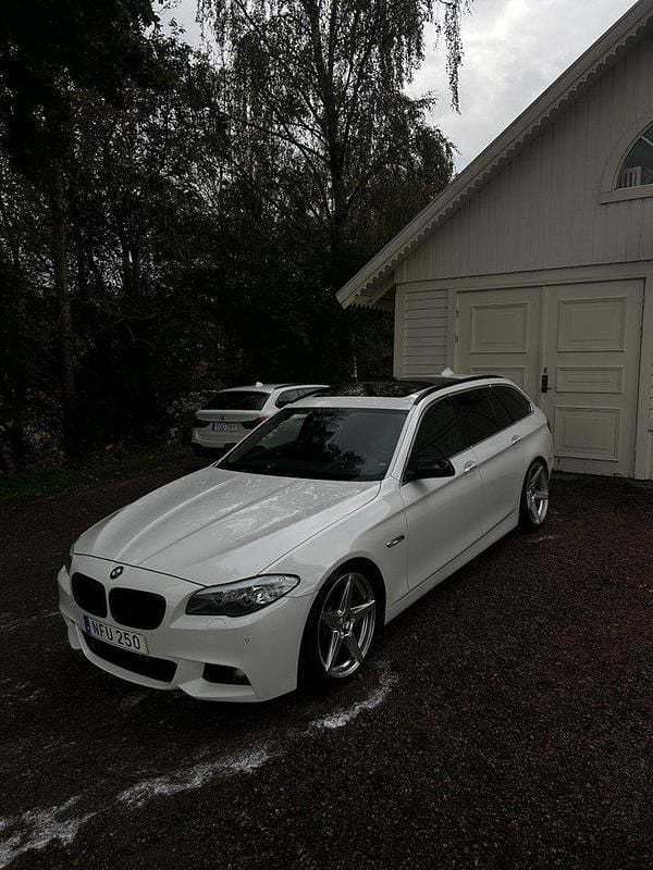 Vit Begagnad 2013 BMW 530 Kombi | 163 000 kr (Lite dyr) - Bild 1/4