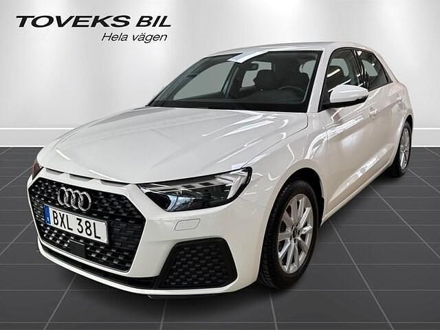 Cortinavit Begagnad 2024 Audi A1 Sportback Proline Halvkombi | 219 900 kr (Marknadspris) - Bild 1/4