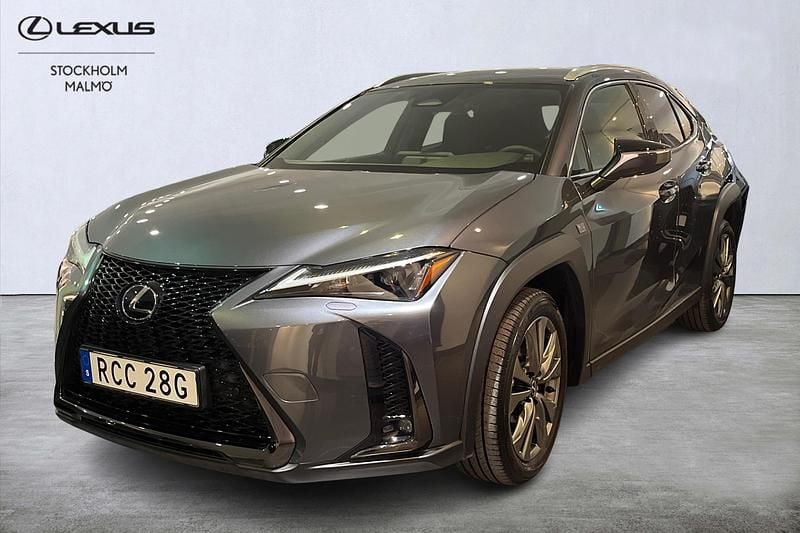 Grå Begagnad 2025 Lexus UX 300h Sport Design Packet SUV | 399 000 kr (Marknadspris) - Bild 1/4