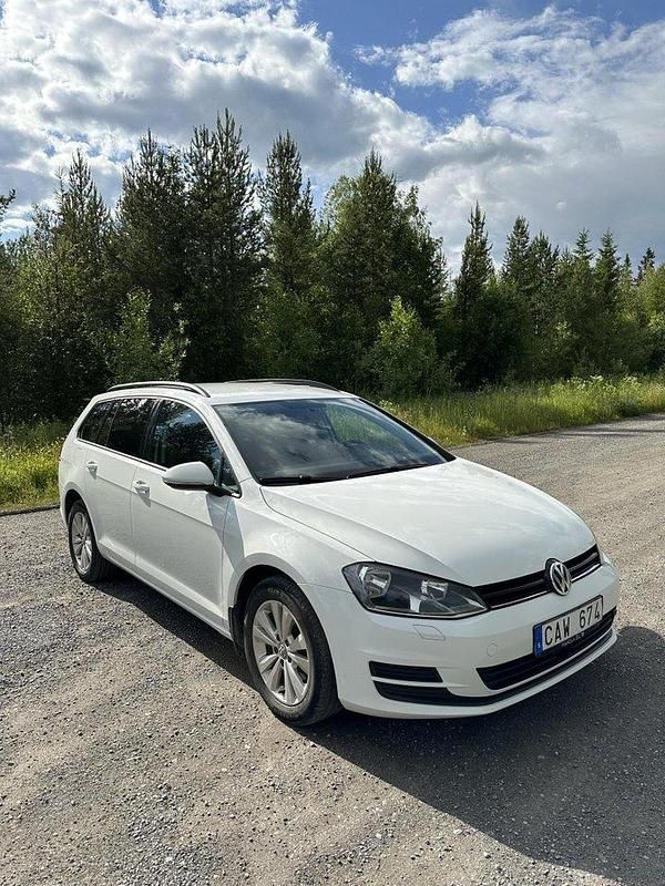Vit Begagnad 2014 VW Golf VII Kombi | 100 000 kr (Dyr) - Bild 1/4