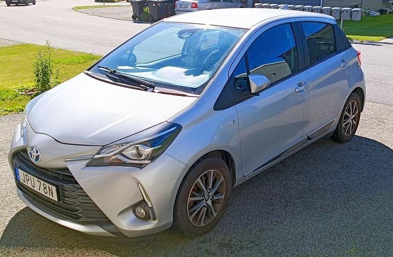 Silver Begagnad 2020 Toyota Yaris Hybrid Halvkombi | 179 000 kr (Marknadspris) - Bild 1/4