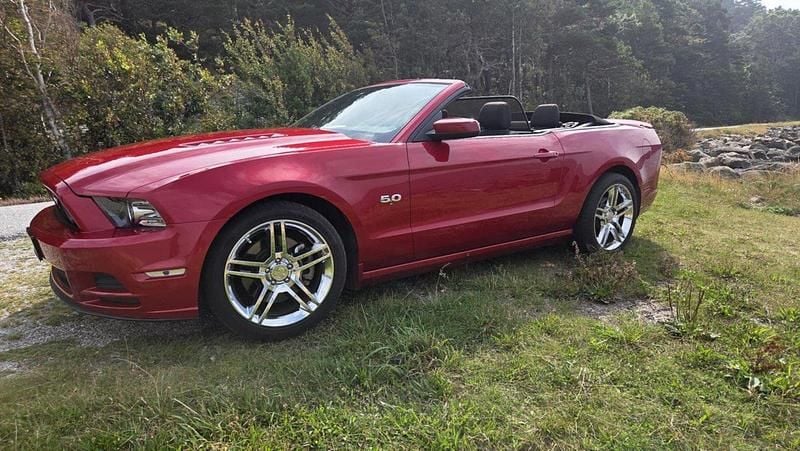 Röd Begagnad 2013 Ford Mustang GT Convertible Cab | 327 000 kr (Lite dyr) - Bild 1/4