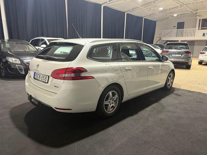 Begagnad Peugeot 308 SW 110 HK (80 kW) 2016 Vit Kombi