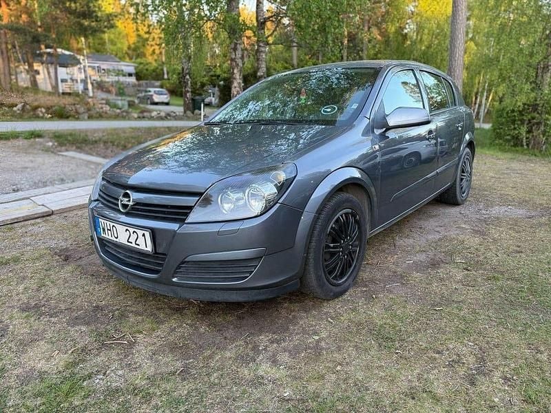 Grå Begagnad 2004 Opel Astra Halvkombi | 24 900 kr (Marknadspris) - Bild 1/4