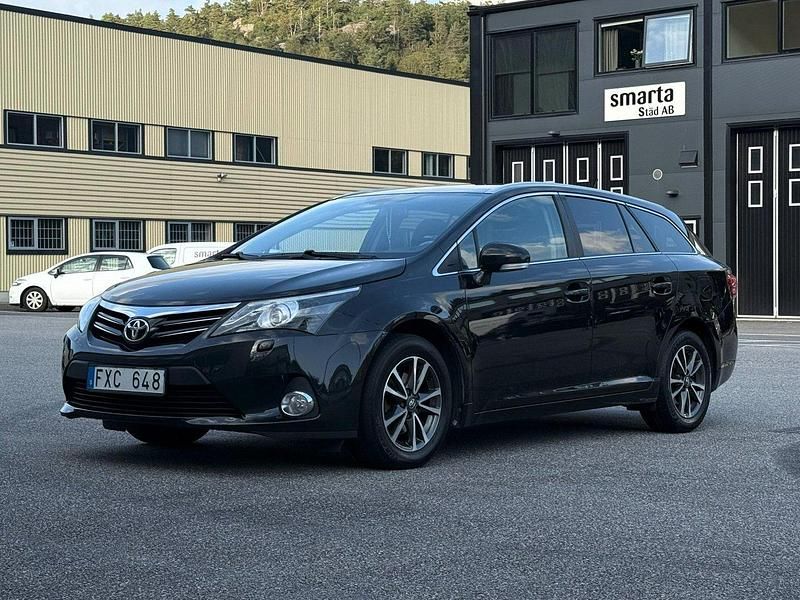 Svart Begagnad 2013 Toyota Avensis Kombi | 99 000 kr (Marknadspris) - Bild 1/4