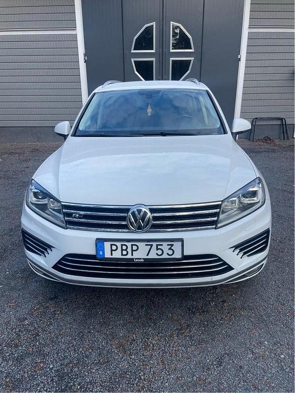 Vit Begagnad 2017 VW Touareg R-line SUV | 167 000 kr (Marknadspris) - Bild 1/4
