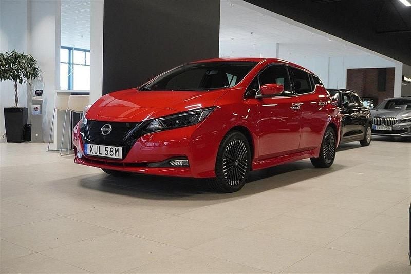 Röd Begagnad 2023 Nissan Leaf N-Connecta Halvkombi | 208 800 kr (Marknadspris) - Bild 1/4