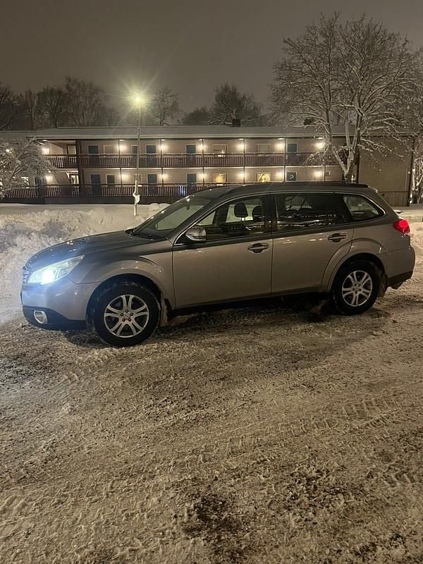 Super fin! endast en brukare sedan ny 2014 Begagnad 2011 Subaru Outback Sedan | 39 500 kr (Lite dyr) - Bild 1/4
