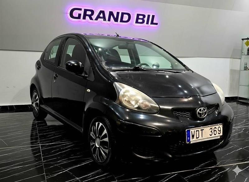 Svart Begagnad 2010 Toyota Aygo Halvkombi | 22 900 kr (Marknadspris) - Bild 1/4