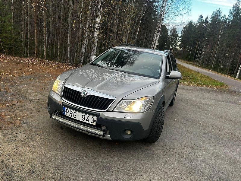 Brun Begagnad 2012 Skoda Octavia Scout Kombi | 58 800 kr (Lite dyr) - Bild 1/4