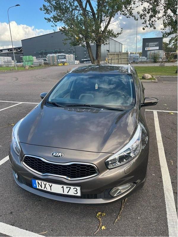 Brun Begagnad 2014 Kia Ceed Sportswagon Comfort Kombi | 74 000 kr (Marknadspris) - Bild 1/4