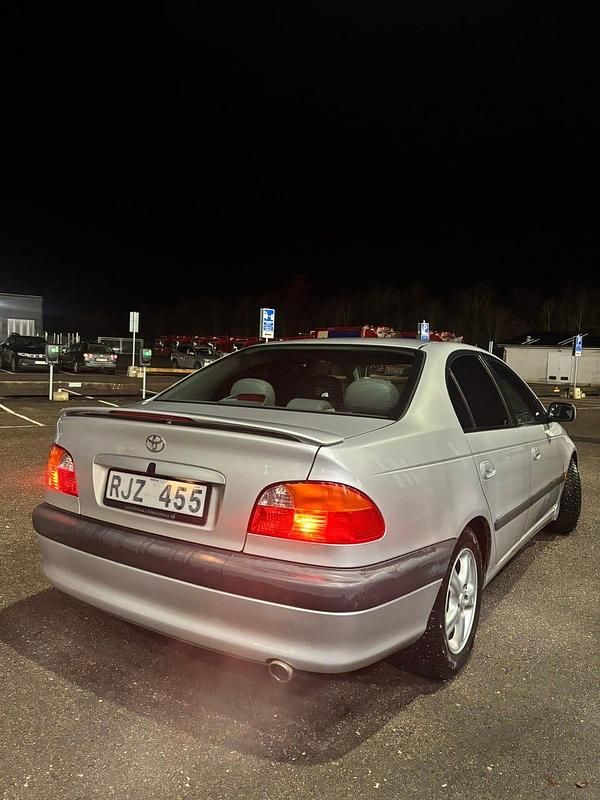 Begagnad Toyota Avensis 128 HK (94 kW) 2000 Sedan