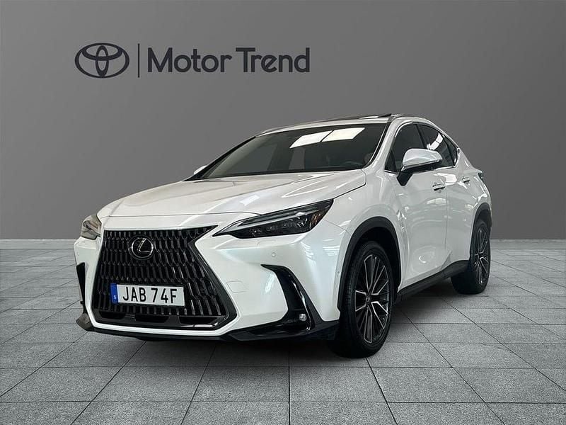 Vit Begagnad 2022 Lexus NX450h+ Luxury Line SUV | 549 900 kr (Marknadspris) - Bild 1/3