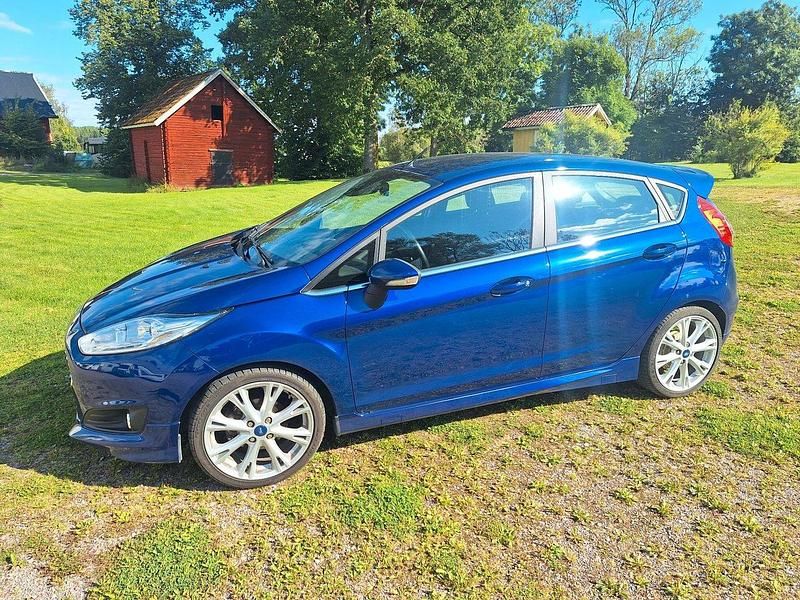 Blå Begagnad 2014 Ford Fiesta Titanium Halvkombi | 99 900 kr (Marknadspris) - Bild 1/4