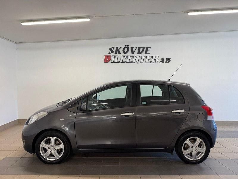 Mörkgrå Begagnad 2011 Toyota Yaris Edition Halvkombi | 39 500 kr (Marknadspris) - Bild 1/4