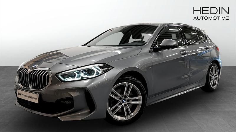 Grå Begagnad 2022 BMW 118 M Sport Halvkombi | 288 700 kr (Dyr) - Bild 1/4