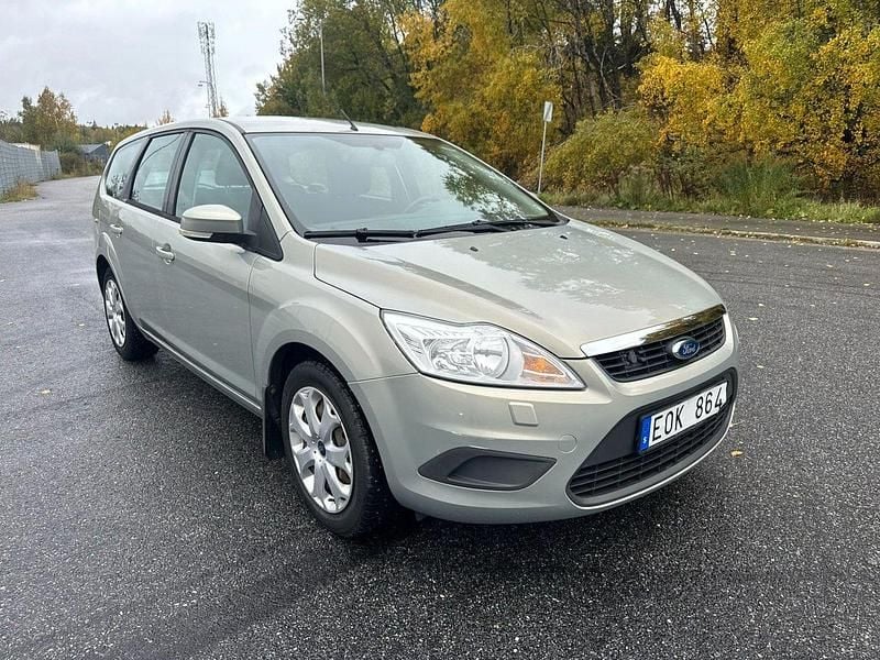 Grå Begagnad 2010 Ford Focus Trend Kombi | 49 900 kr (Marknadspris) - Bild 1/4