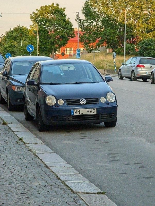 Blå Begagnad 2005 VW Polo Halvkombi | 18 000 kr (Marknadspris) - Bild 1/4