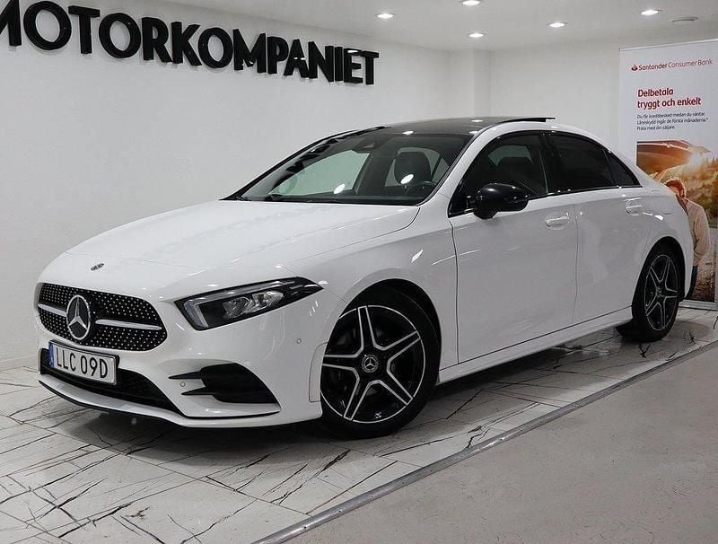 Vit Begagnad 2020 Mercedes A180 AMG Sedan | 249 900 kr (Marknadspris) - Bild 1/4