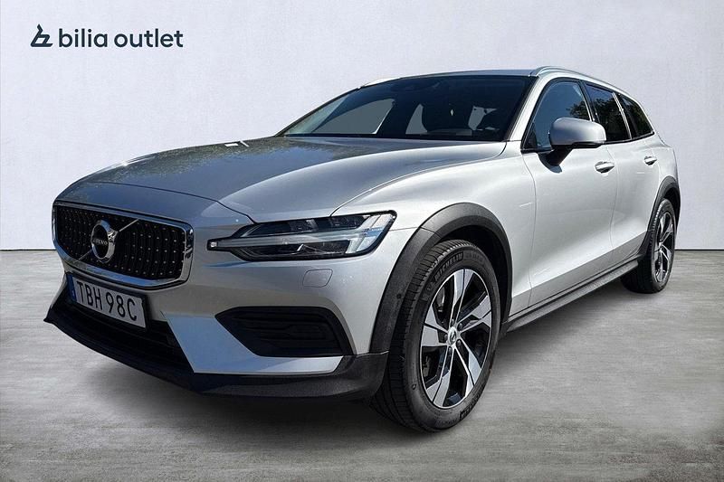 Silver Begagnad 2022 Volvo V60 CC Momentum Kombi | 349 900 kr (Marknadspris) - Bild 1/3