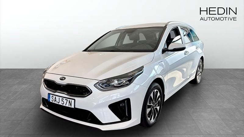 Vit (white) Begagnad 2021 Kia Ceed Kombi | 189 900 kr (Marknadspris) - Bild 1/4