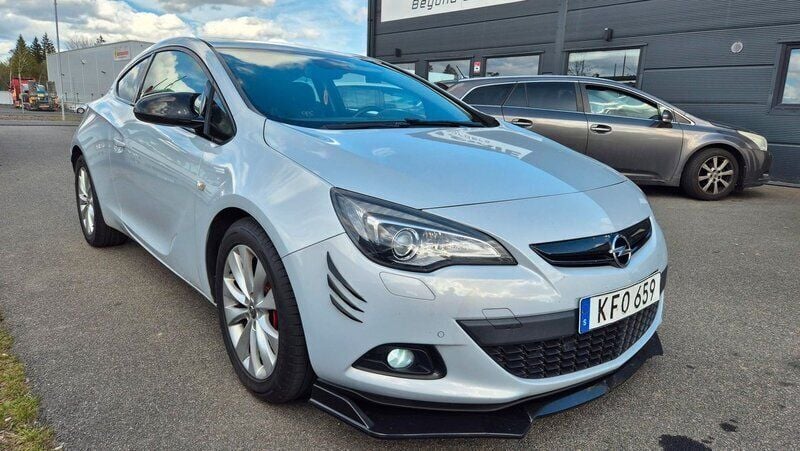 Vit Begagnad 2011 Opel Astra GTC Halvkombi | 64 900 kr - Bild 1/4
