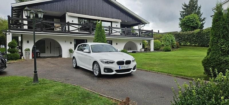 Vit Begagnad 2017 BMW 118 M Sport Halvkombi | 145 000 kr (Bra pris) - Bild 1/4