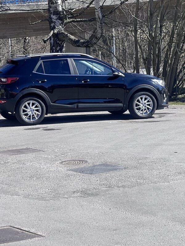 Svart Begagnad 2018 Kia Stonic Advance SUV | 155 000 kr (Marknadspris) - Bild 1/4