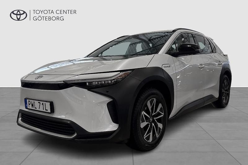 Vit Begagnad 2023 Toyota bZ4X Executive SUV | 399 900 kr - Bild 1/4